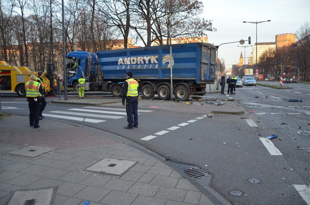 Schwerer VU LKW KVB Bus PKW Koeln Agrippinaufer Ubierring P250.JPG